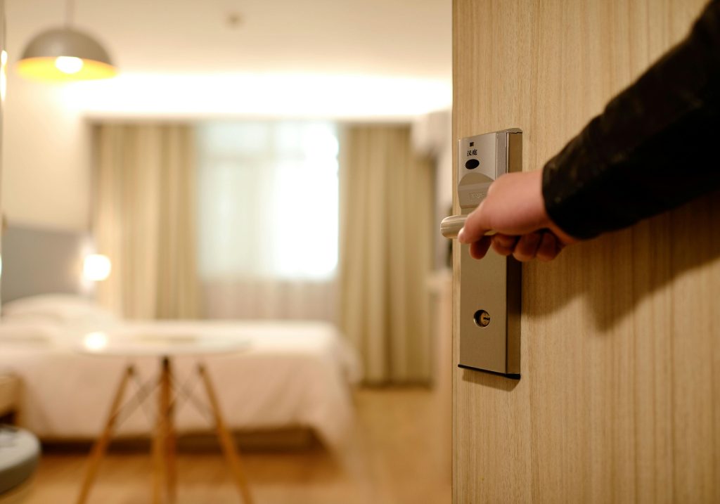 hotel room - featured image
